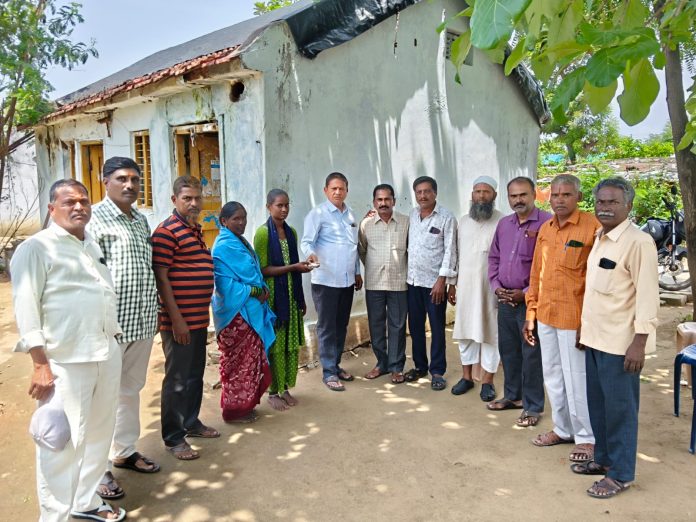 బాల్య మిత్రుడి కుటుంబానికి ఆర్థిక సాయం