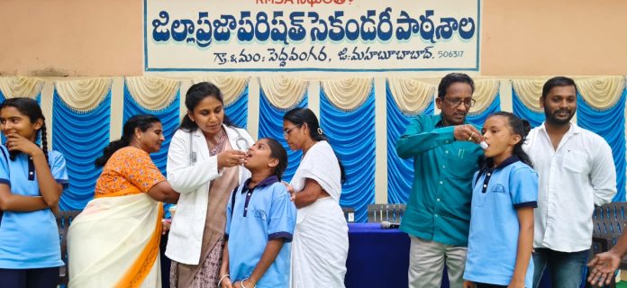 విద్యార్థులకు ఆల్బెండజోల్ మాత్రల పంపిణీ