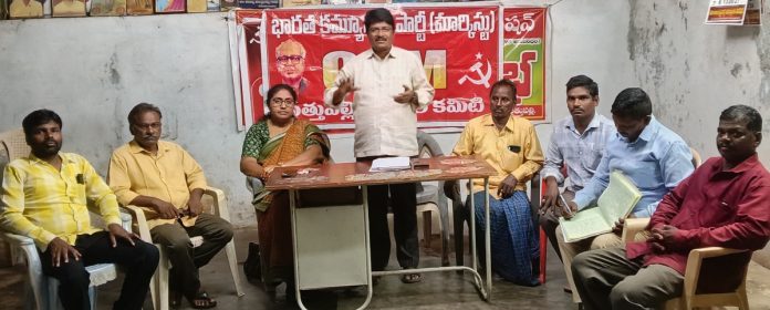 రైతులకు సరిపడా విత్తనాలు, ఎరువులను అందుబాటులో ఉంచాలి