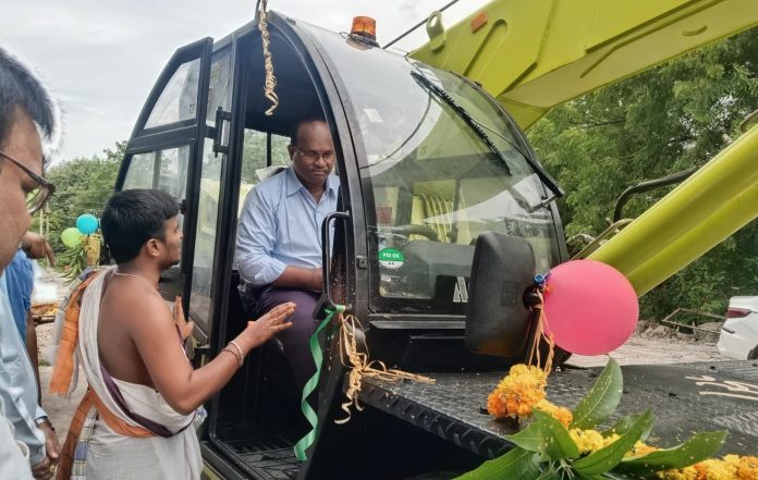 జేవీఆర్-ఓసీలో ఎస్కార్ట్ క్రేన్ను ప్రారంభించిన జీఎం శ్రీనివాస్