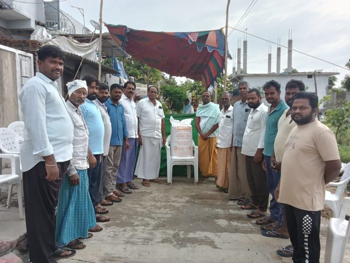 బాదిత కుటుంబానికి ఆర్థిక చేయూత