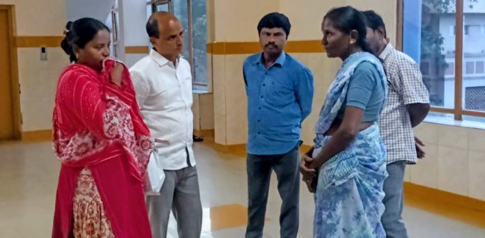 గాయపడిన పారిశుద్ధ్య కార్మికుడి కుటుంబానికి పరామర్శ