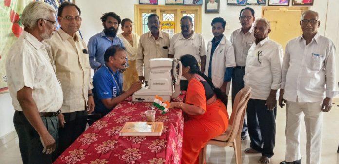 విశ్రాంత ఉద్యోగులకు ఉచిత నేత్ర శిబిరం