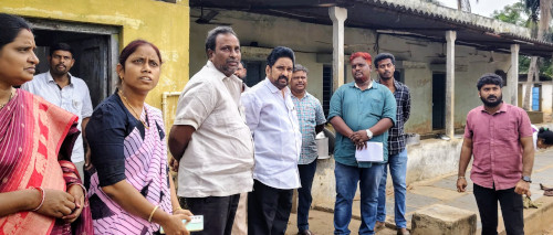 సత్తుపల్లి బీసీ బాలుర హాస్టల్ను పరిశీలించిన డాక్టర్ మట్టా దయానంద్