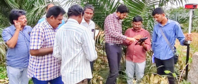 పాకలగూడెంలో భూ రీ-సర్వే పరిశీలించిన సబ్-కలెక్టర్