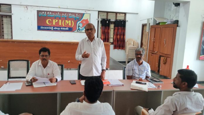 సంగారెడ్డిని కరువు జిల్లాగా ప్రకటించాలి