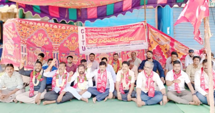 మైక్రో బాక్స్ యాజమాన్యంపై చర్యలు తీసుకోవాలి