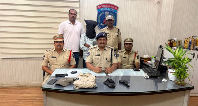 విద్యార్థినులను బెదిరించిన నకిలీ పోలీస్