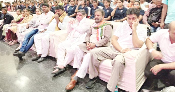 విద్యా వ్యవస్థను నిర్వీర్యం చేసిన కేంద్రం