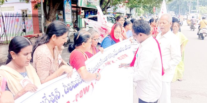 Don't link women's reservations with delimitation.