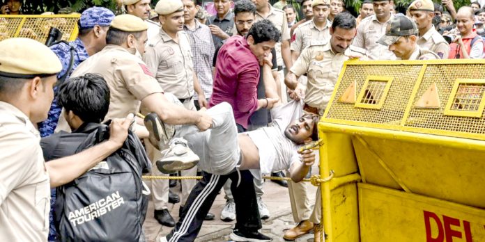 లాఠీ ఎత్తొద్దు..ప్రజల పక్షాన నిలవండి
