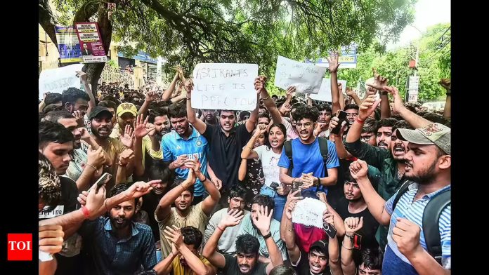 విద్యారంగ వినాశనం దిశగా పయనం