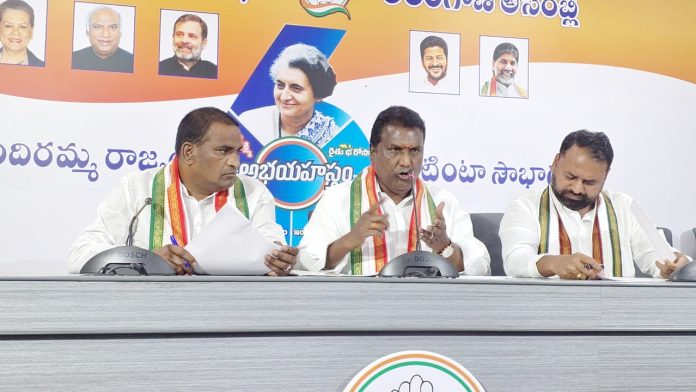 యువతకు కేటీఆర్ క్షమాపణ చెప్పాలి