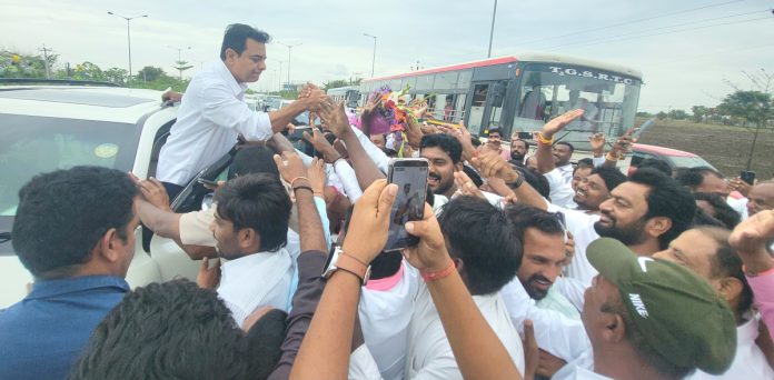 కేటీఆర్ పర్యటన.. పరకాలలో ఘనస్వాగతం