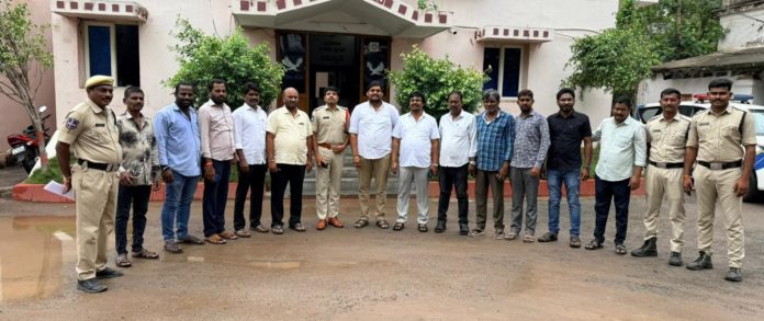 కేటీఆర్ పర్యటనను అడ్డుకోవడం ప్రజాస్వామ్య విరుద్ధం