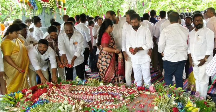 వైఎస్ఆర్ కు నివాళులర్పించిన పరకాల నేతలు