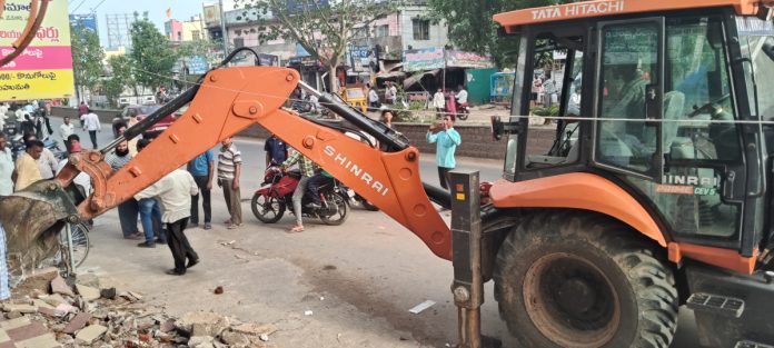 పరకాలలో పుట్ ఫాత్ ఆక్రమణలపై ఉక్కుపాదం