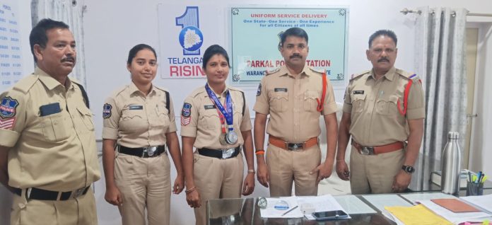 నాలుగు పతకాలు సాధించిన హెడ్ కానిస్టేబుల్ సుజాతకు ఘన సన్మానం