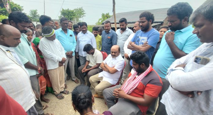 మృతుల కుటుంబాలకు అండగా ఉంటాం: మాజీ ఎమ్మెల్యే