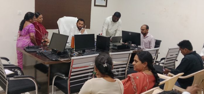 గడువులోగా ప్రజావాణి దరఖాస్తులను పరిష్కరించాలి: ఆర్డీఓ