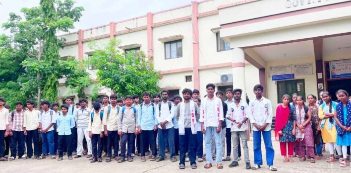 పరకాలలో ఎస్ఎఫ్ఐ బంద్ విజయవంతం