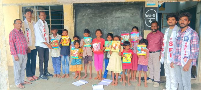 ఎస్ఎఫ్ఐ ఆధ్వర్యంలో విద్యార్థులకు నోట్స్ బుక్స్ పంపిణీ