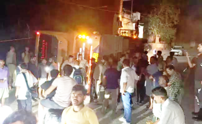 యాత్రికుల బస్సు బోల్తా