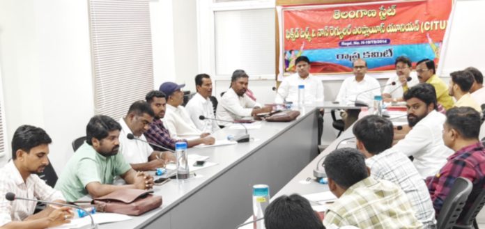 పర్మినెంట్ కార్మికులతో సమానంగా వేతనాలివ్వాలి