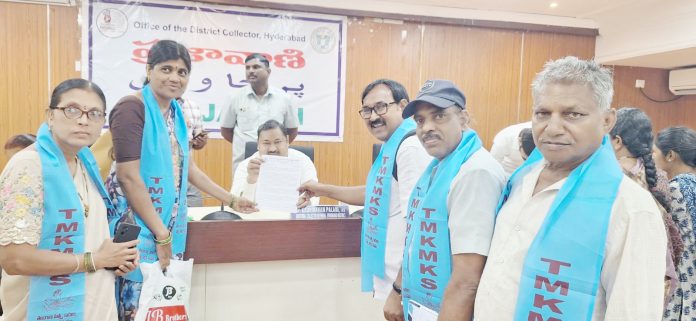 ఉచిత చేప, రొయ్య పిల్లల పథకాన్ని రద్దు చేయొద్దు