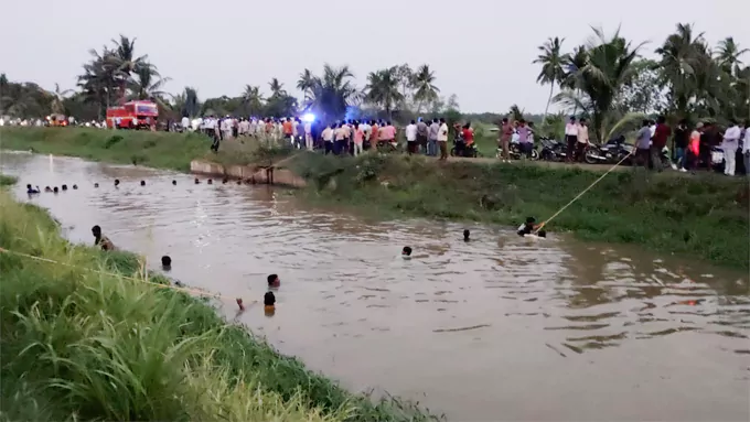 పంటకాల్వలో మునిగి ముగ్గురి మృతి
