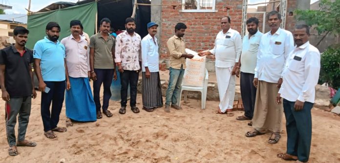 మృతుని కుటుంబానికి ఆర్థిక చేయూత