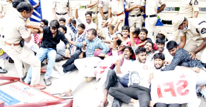 విద్యార్థులపై విరిగిన లాఠీ