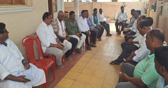 దేగాం సర్పంచ్ని పరామర్శించిన ప్రజాప్రతినిధులు