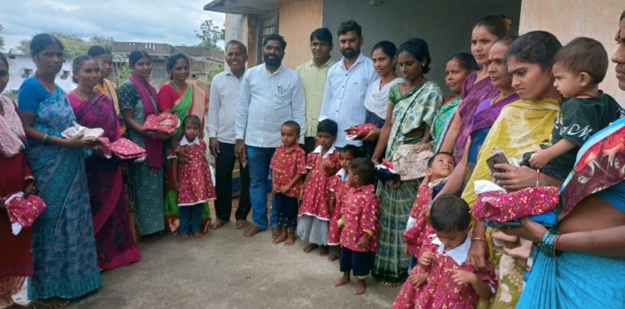 అంగన్వాడీలో ఏకరూప దుస్తుల పంపిణీ