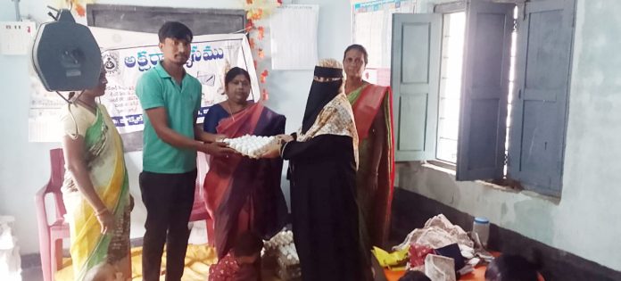 బాలింతలకు, గర్భిణీలకు పౌష్టికాహారం అందజేసిన సర్పంచ్