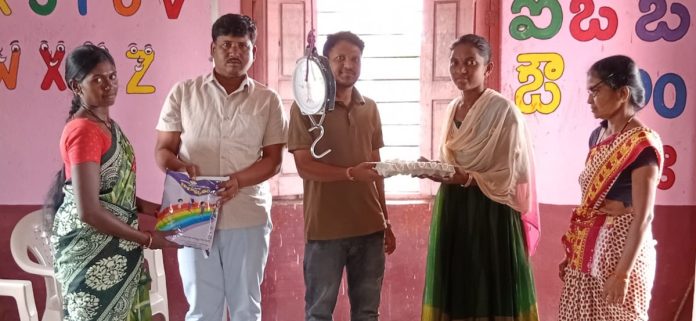 సావర్గావ్ అంగన్వాడీలో పోషకాహార పంపిణీ