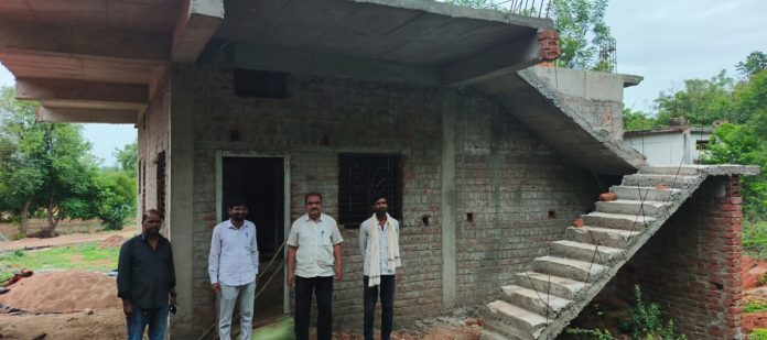 ఇందిరమ్మ ఇండ్ల నిర్మాణాలను పరిశీలించిన ఎంపీడీఓ