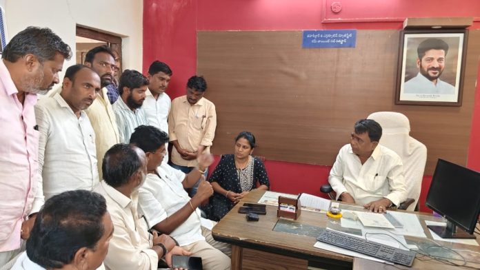 తహశీల్దార్ తో సర్ పై సమీక్ష నిర్వహించిన మాజీ ఎమ్మెల్యే
