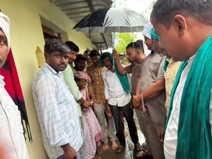 పరిశుద్ధ కార్మికుల అంత్యక్రియలకు గ్రామ సర్పంచ్ రూ. 10వేలు ఆర్థిక సాయం