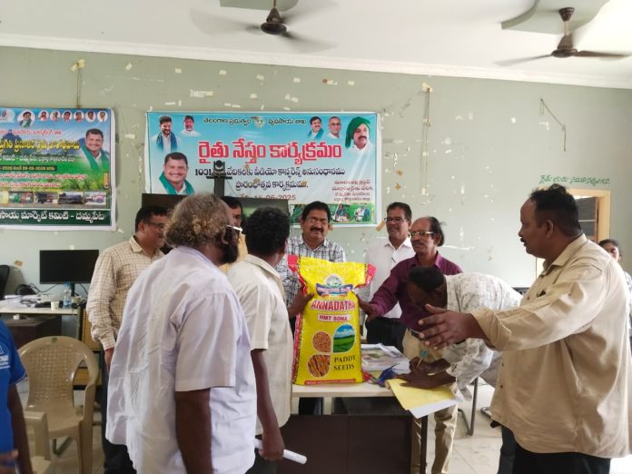 సన్న వరి రకాలు పంపిణీ చేస్తున్న వ్యవసాయ శాఖ అధికారులు