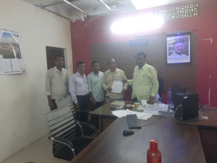 పిఆర్ సి, డిఏలను వెంటనే విడుదల చేయాలని టిపియుఎస్ ఆధ్వర్యంలో ఎమ్మార్వోకు వినతి