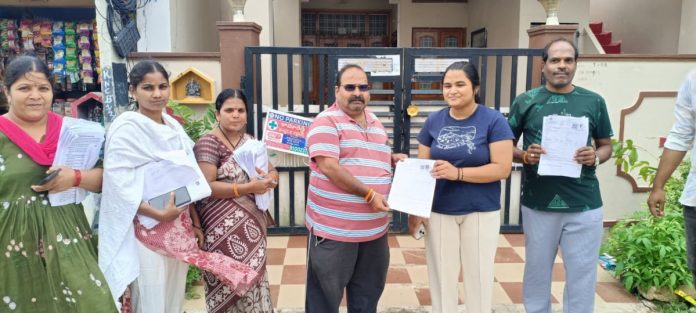 ఇంటింటా ఎన్యూమరేషన్ ఫారాల పంపిణీ