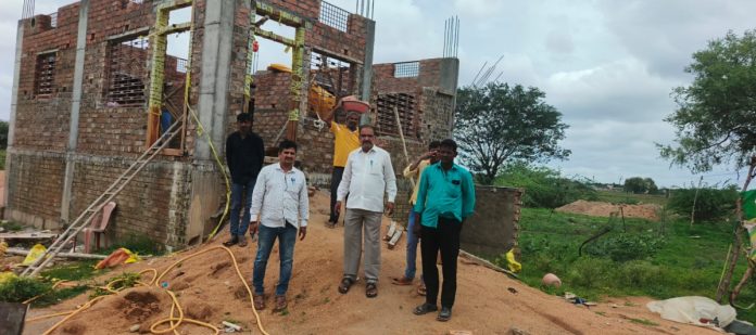 ఇందిరమ్మ ఇండ్ల నిర్మాణాలను పరిశీలించిన ఎంపీడీఓ, ఎంపీఓ