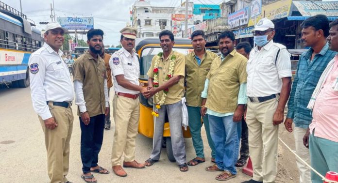 ఆటో డ్రైవర్ ను సన్మానించిన ట్రాఫిక్ పోలీసులు