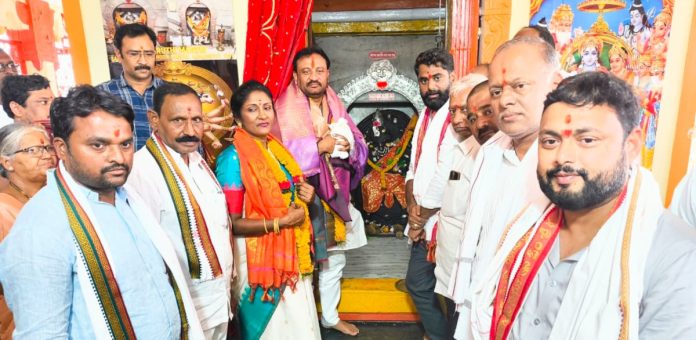 సలాబత్పూర్ ఆలయంలో ఎమ్మెల్యే దంపతుల ప్రత్యేక పూజలు