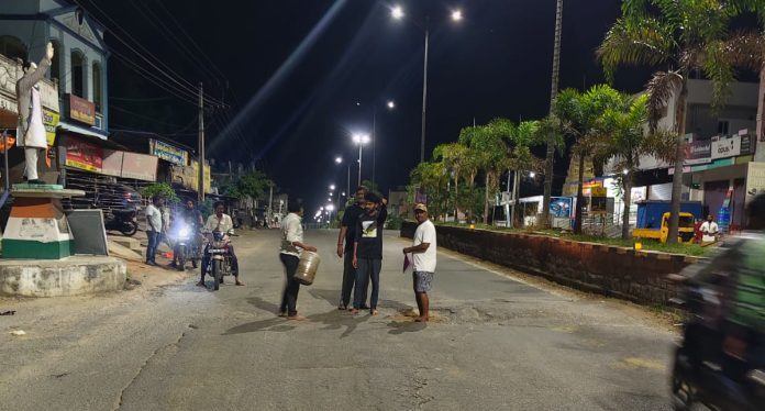 జాతీయ రహదారిపై గుంతలను పూడ్చిన యువకులు