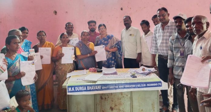 ఎస్ఐఆర్ పక్రియను పరిశీలించిన తహసీల్దార్