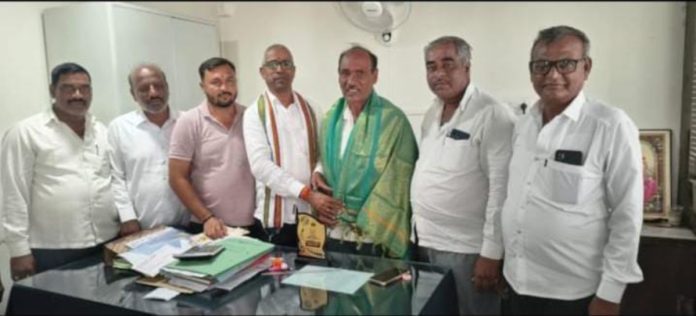 డోంగ్లి సహకార సంఘం కార్యదర్శి సేవలు అమూల్యం