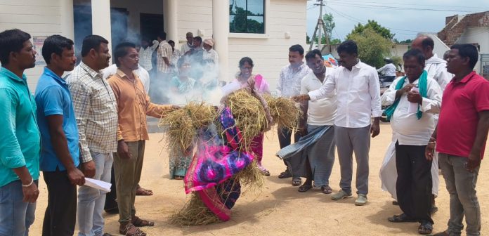 ఫరీద్పేటలో సర్పంచ్కు వ్యతిరేకంగా గ్రామస్తుల ఆందోళన