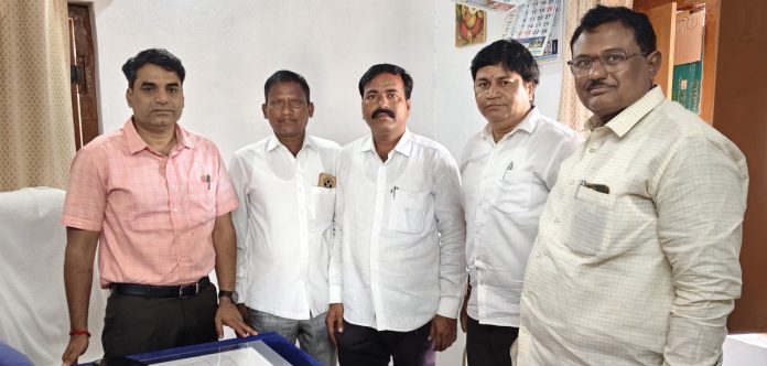 ఆర్డీఓను మర్యాదపూర్వకంగా కలిసిన నాయకులు